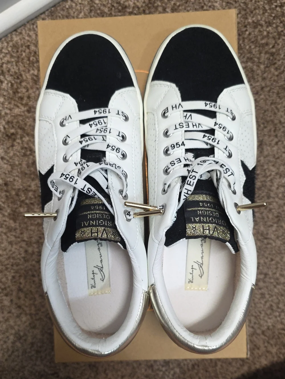 Vintage Havana White and Black Fashion Sneakers - Size 8